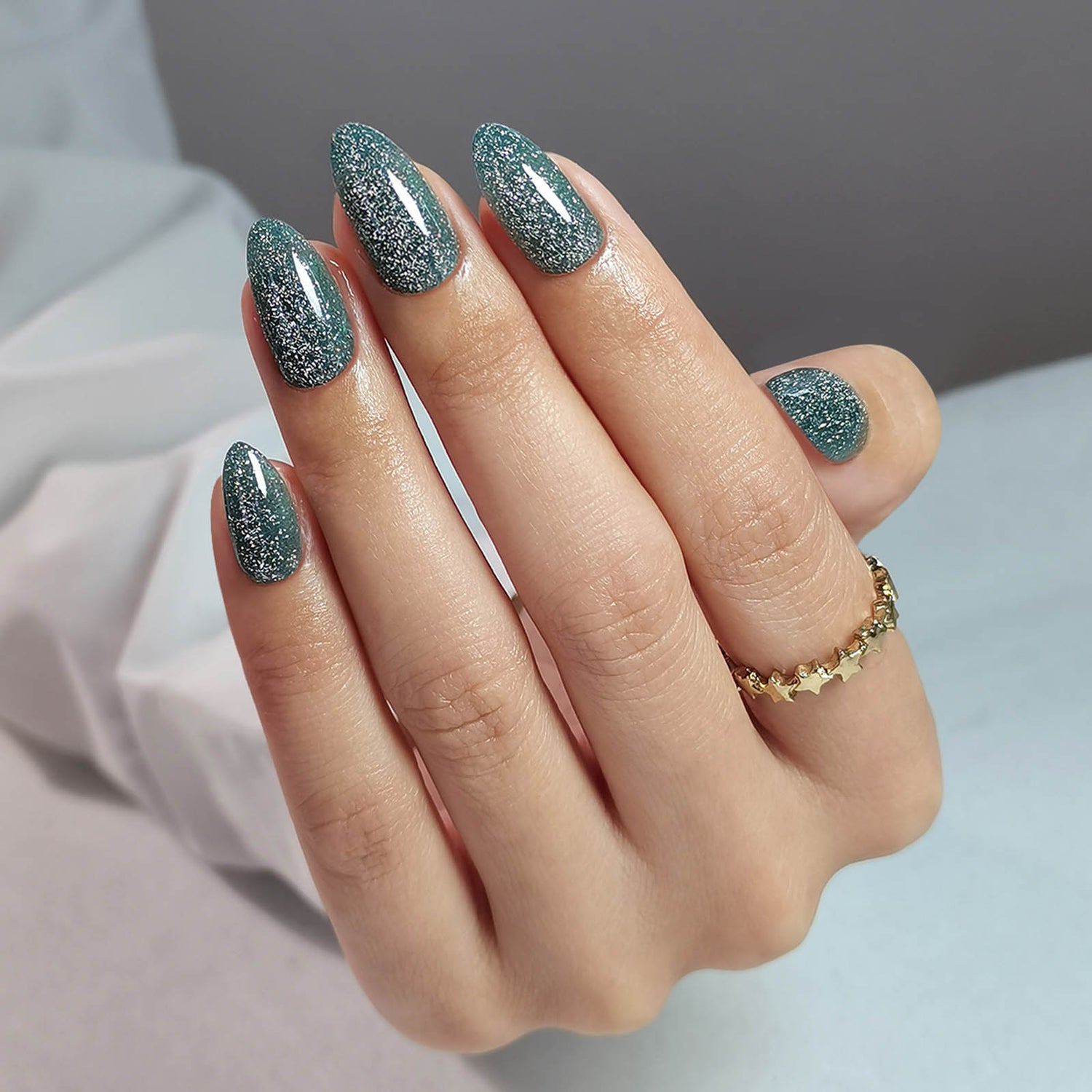 Glitzernde dunkelgrüne Softgelnägel