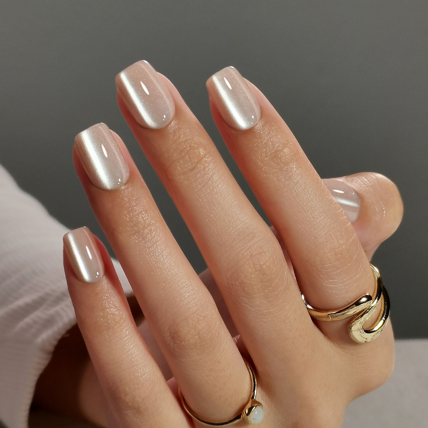 Cat Eye Hellbeige Glamouröse kurze quadratische Nägel
