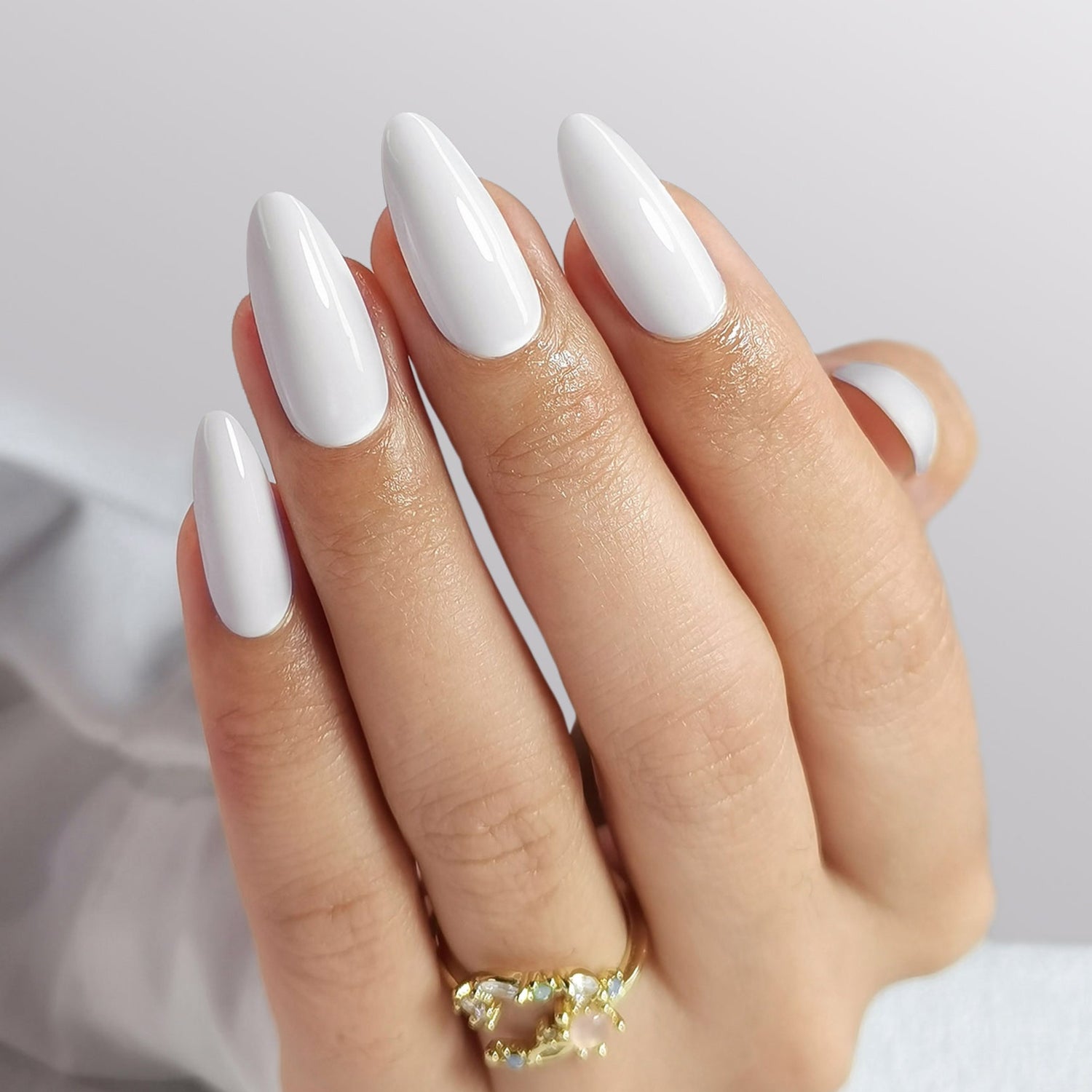 Ongles courts en amande blanc crème