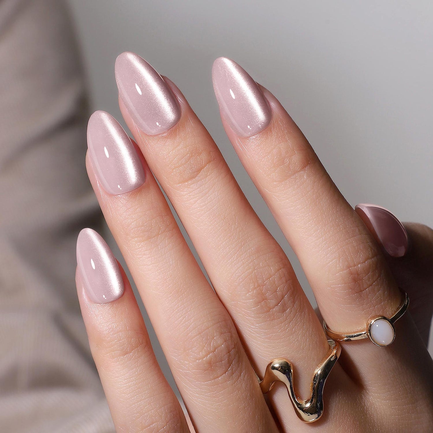 Ongles œil de chat rose clair doux