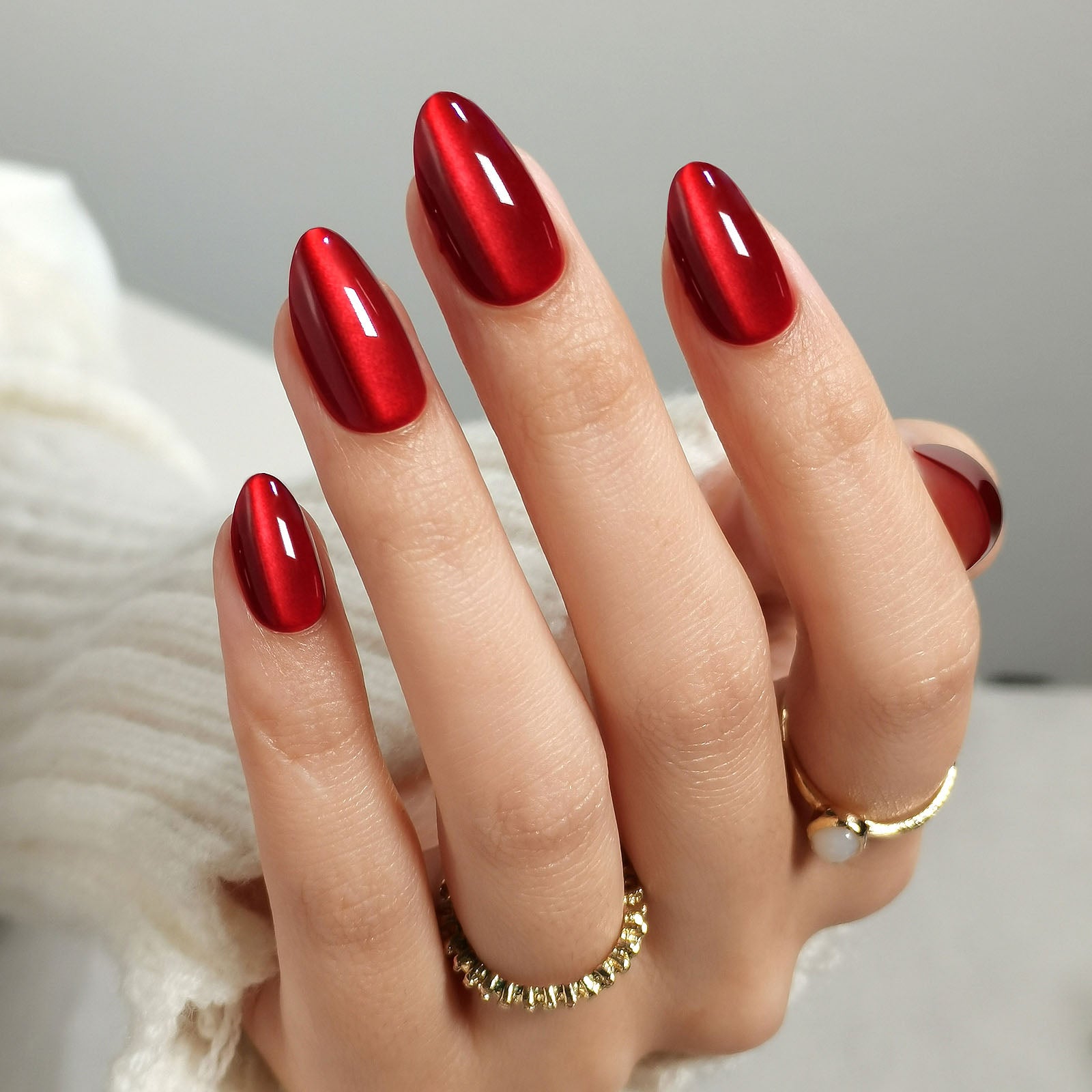 Ongles de fête œil de chat rouge vin