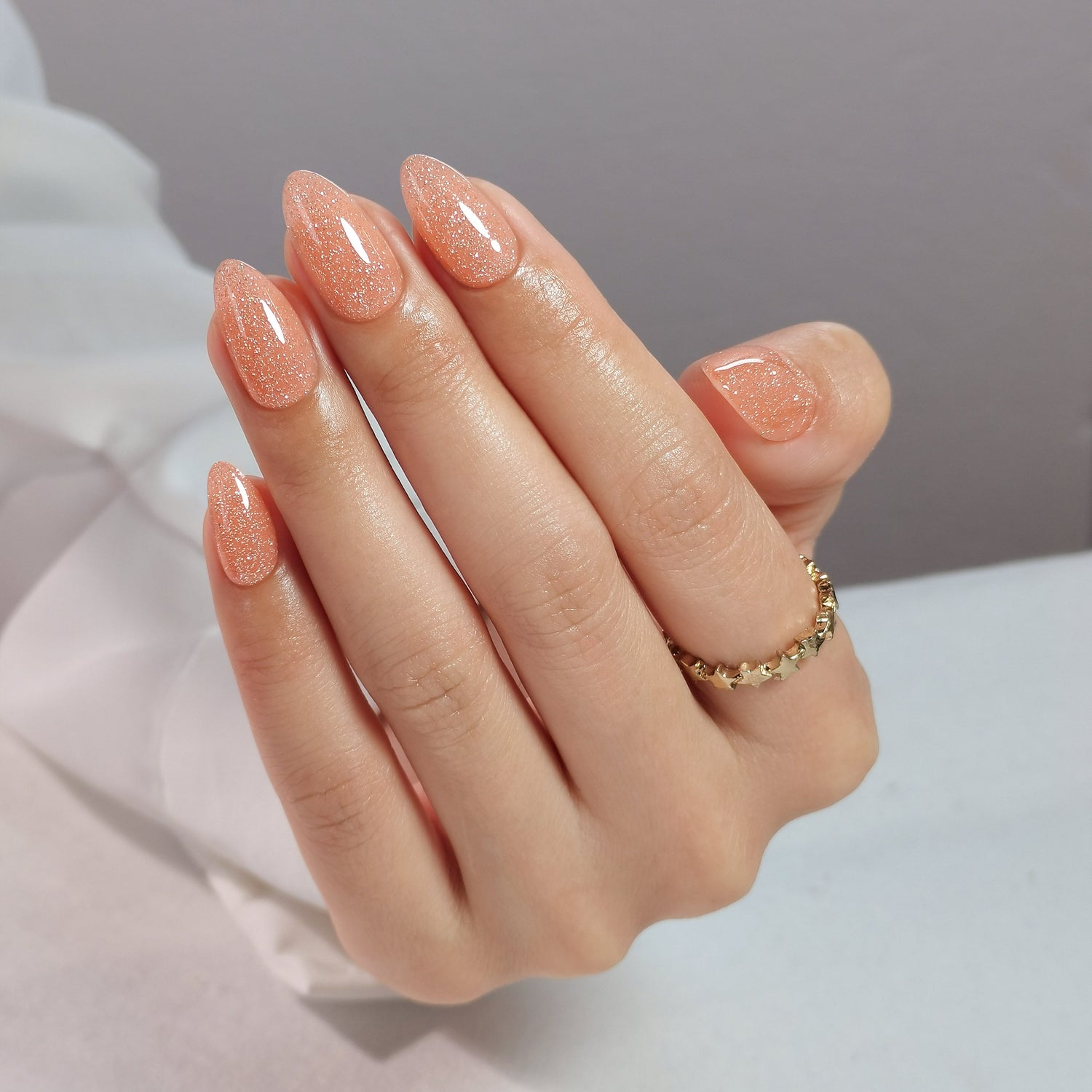 Glitzernde orangefarbene Softgel-Mandelnägel
