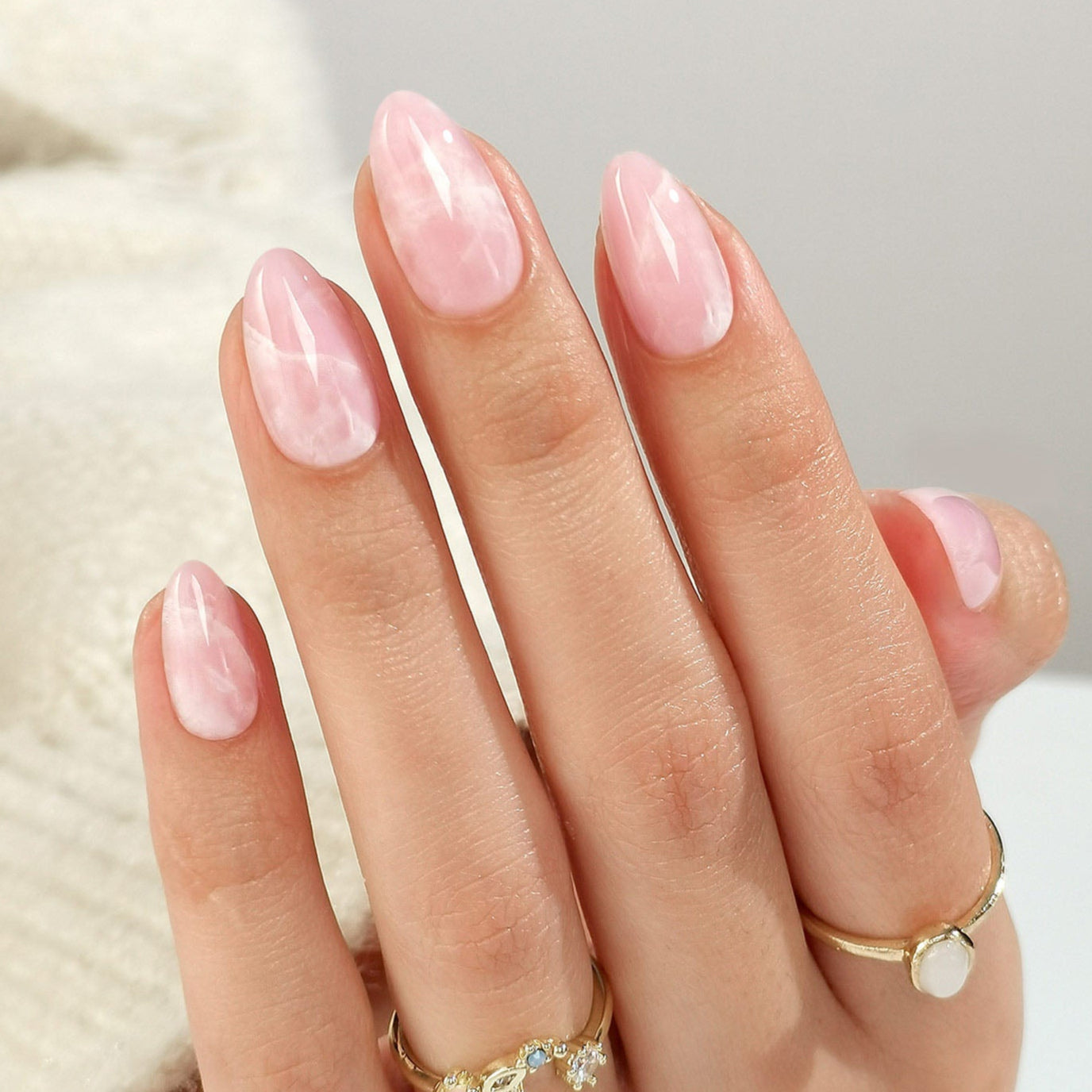 Kurze Mandelnägel in rosa und weißem Marmor