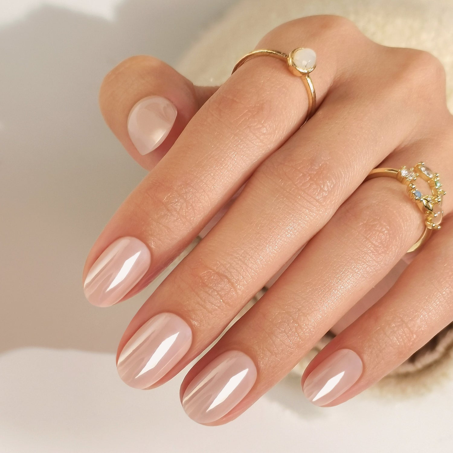 Glasierte ovale Nägel „Aurora“ in Zartbeige
