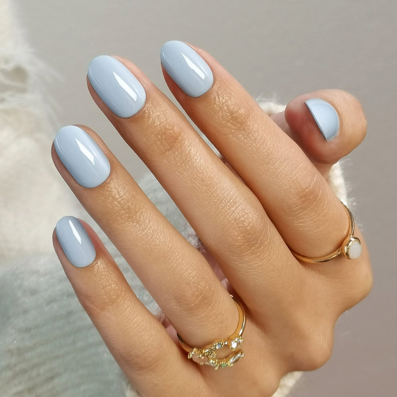 Ongles courts ovales bleu bébé à coller