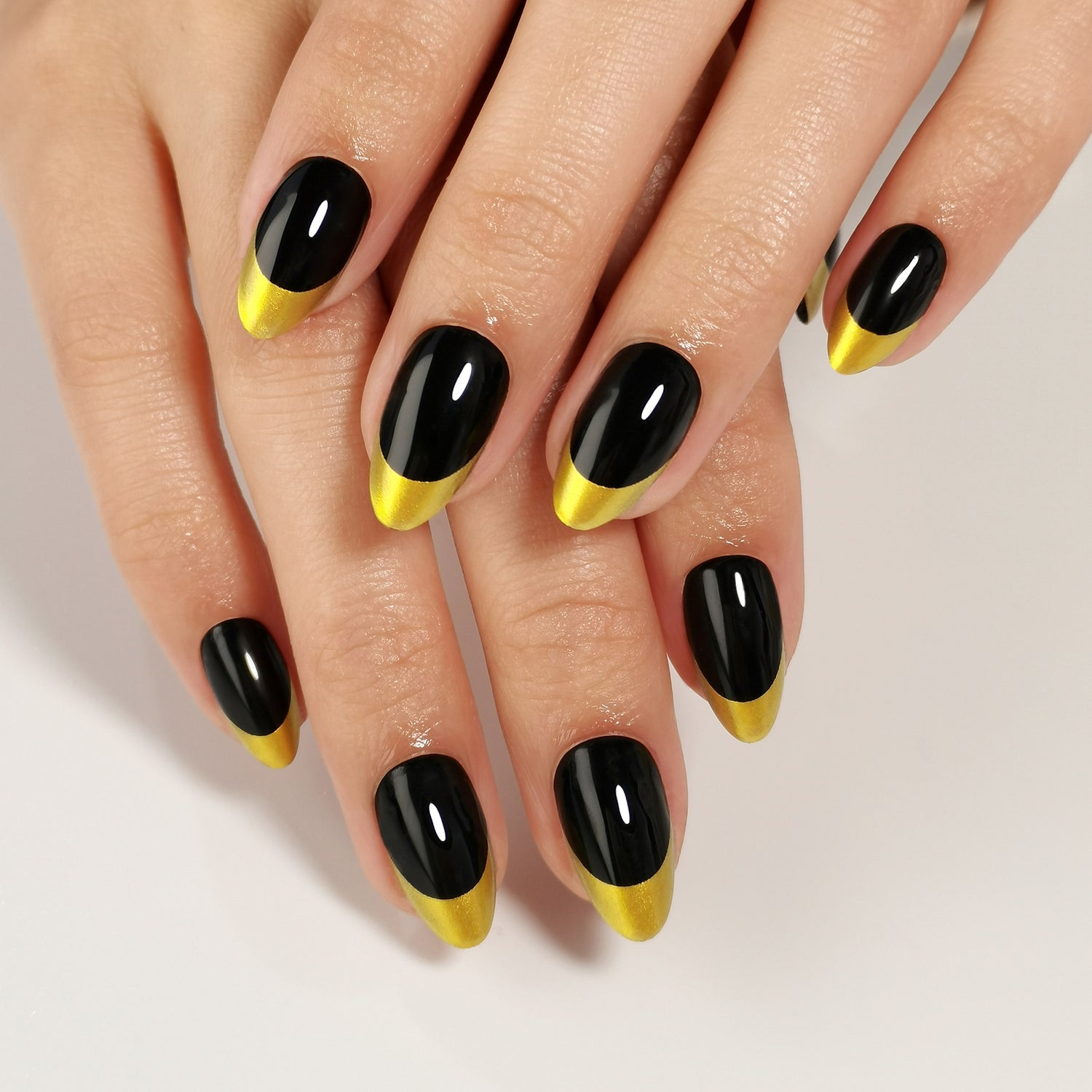 Schwarze und goldene French Tip Press-On-Nägel