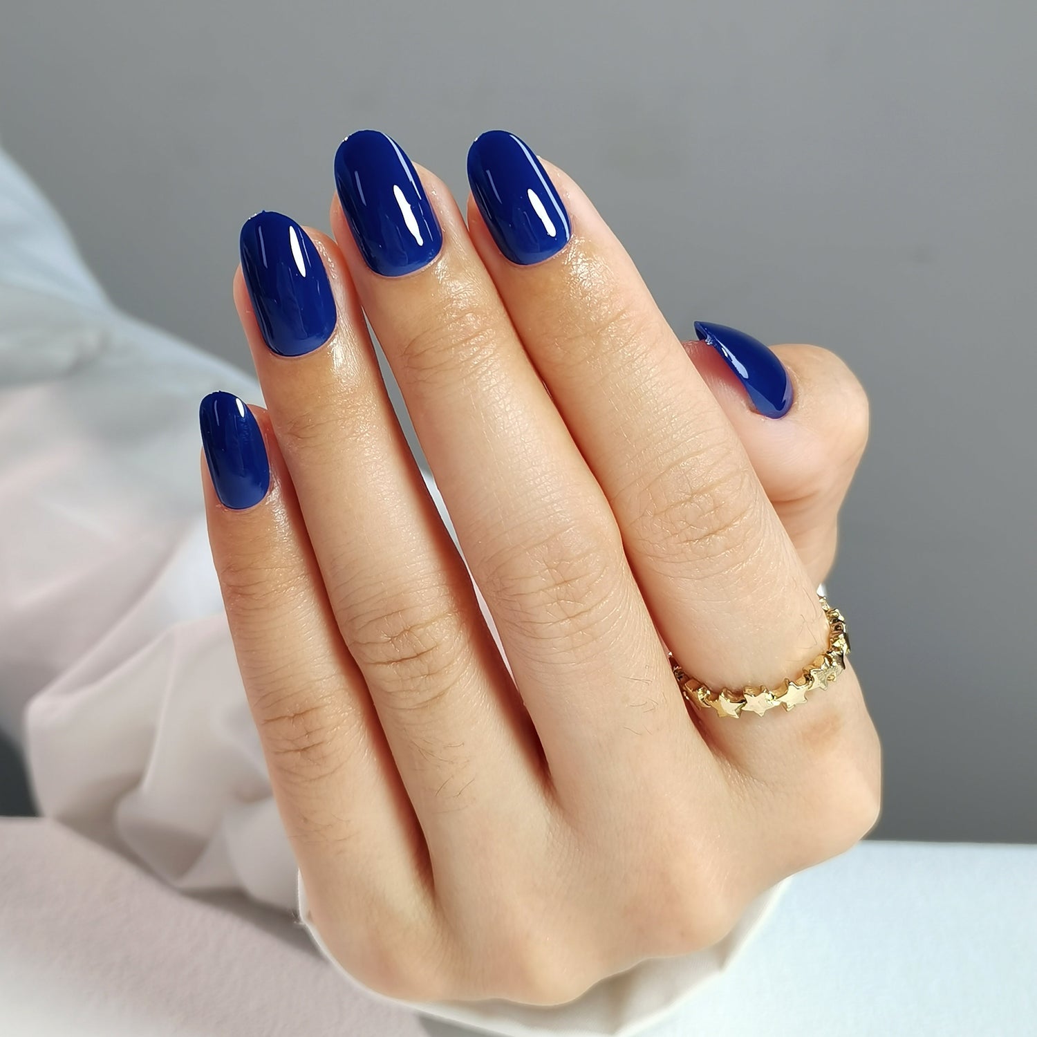 Marineblaue, kurze, ovale, weiche Gelnägel