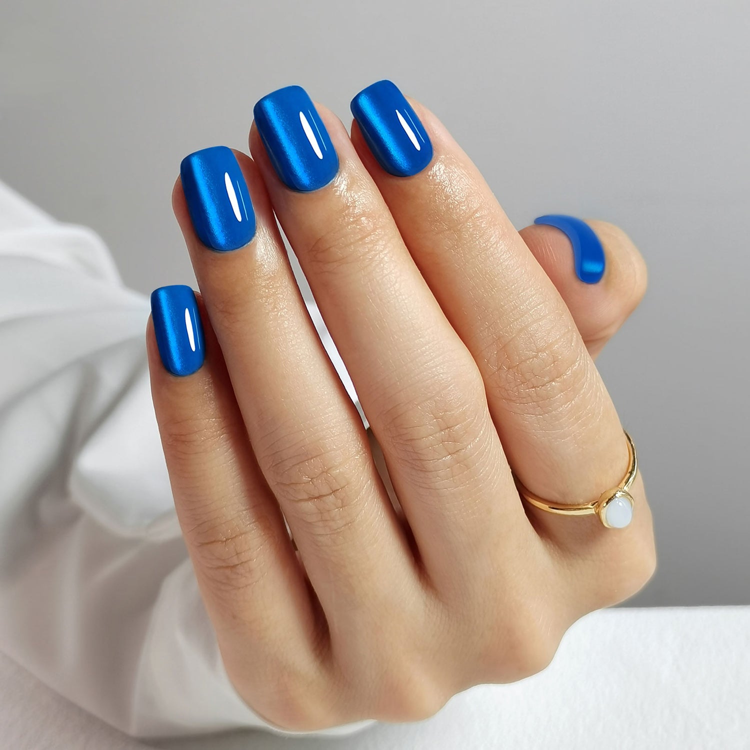 Klein – Quadratische Nägel mit Katzenaugen-Motiv in Blau