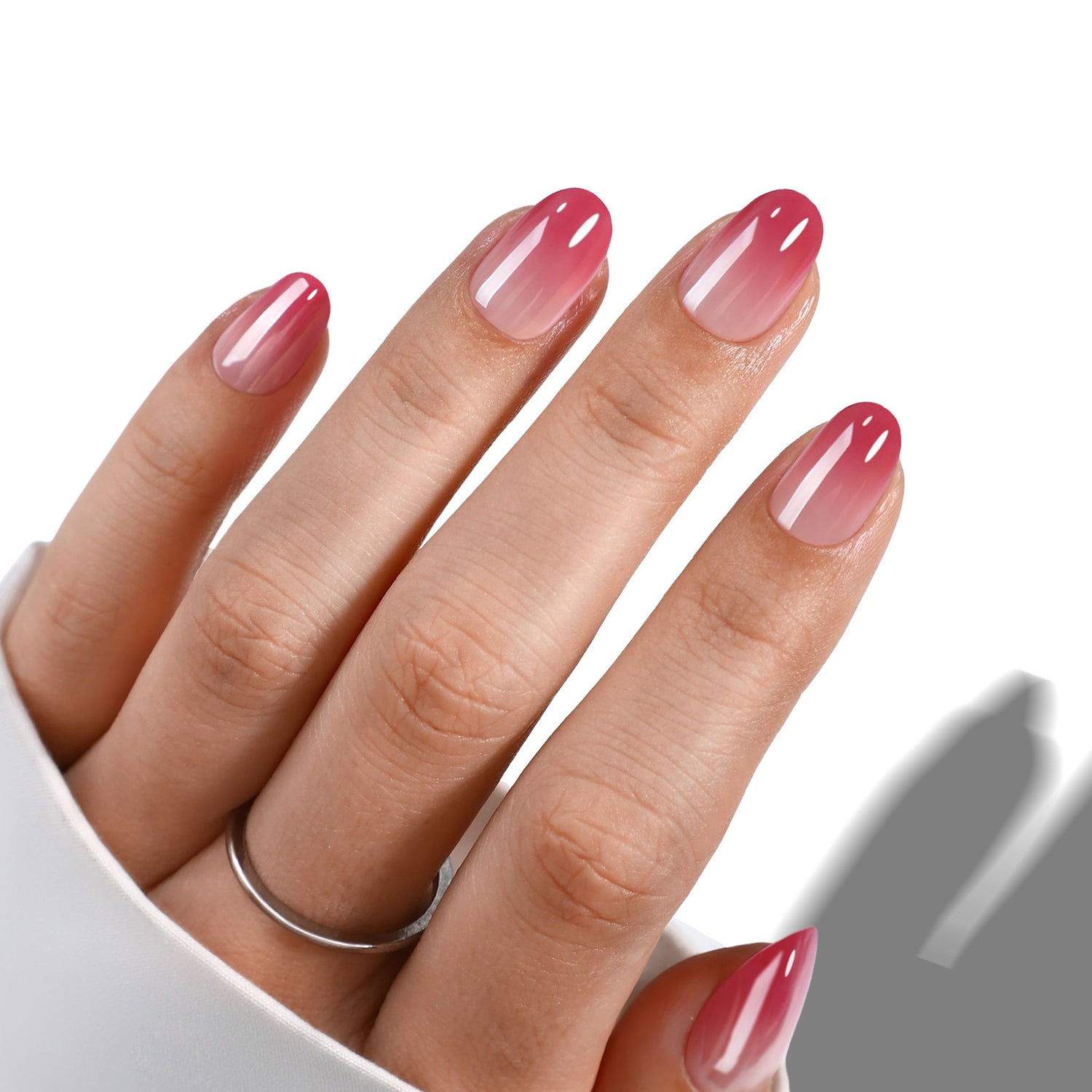 Kurze ovale Nägel in Ombre-Pink-Chrom