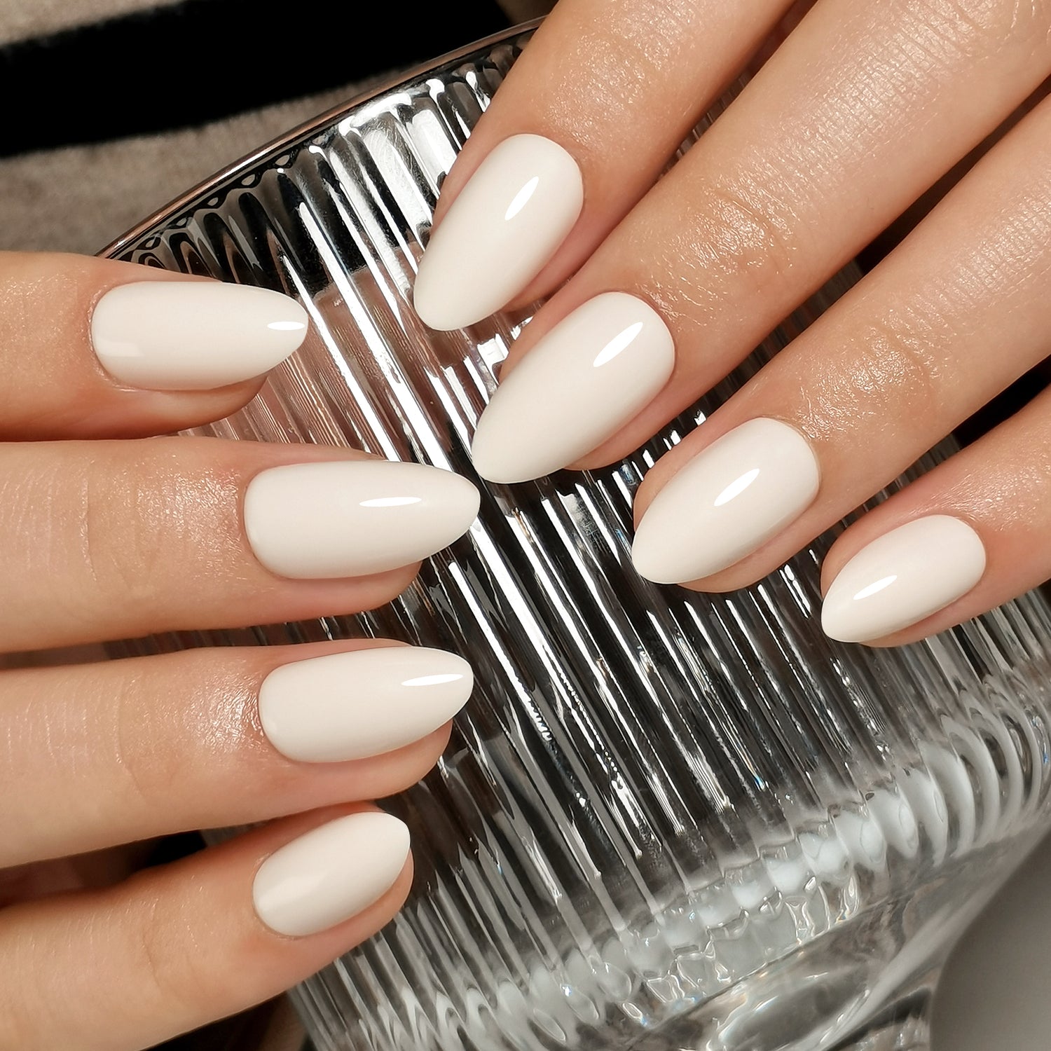 Ongles en gel souple blanc laiteux aux amandes
