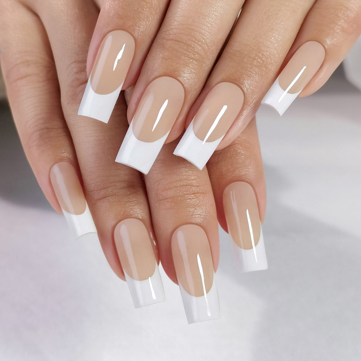 Ongles longs carrés beiges et blancs français