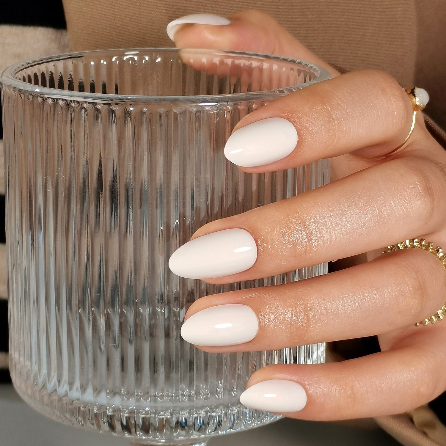 Ongles en gel souple blanc laiteux aux amandes