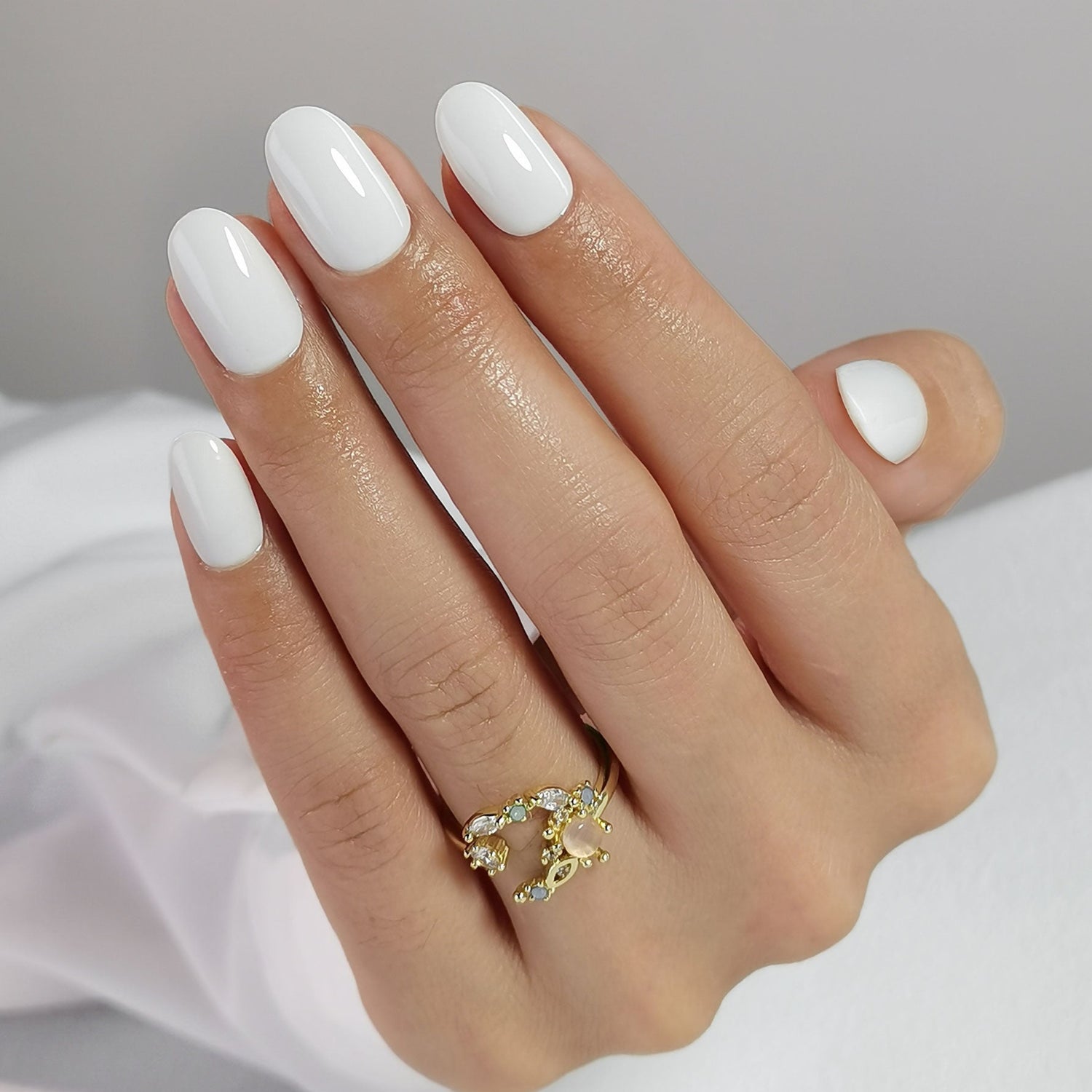 Ongles en gel souple blanc laiteux aux amandes