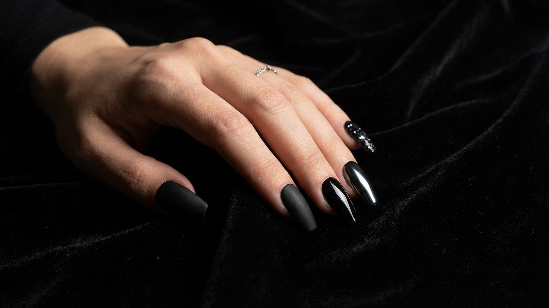 ブラックのプレスオンネイル（press-on nails）：大胆でタイムレスな