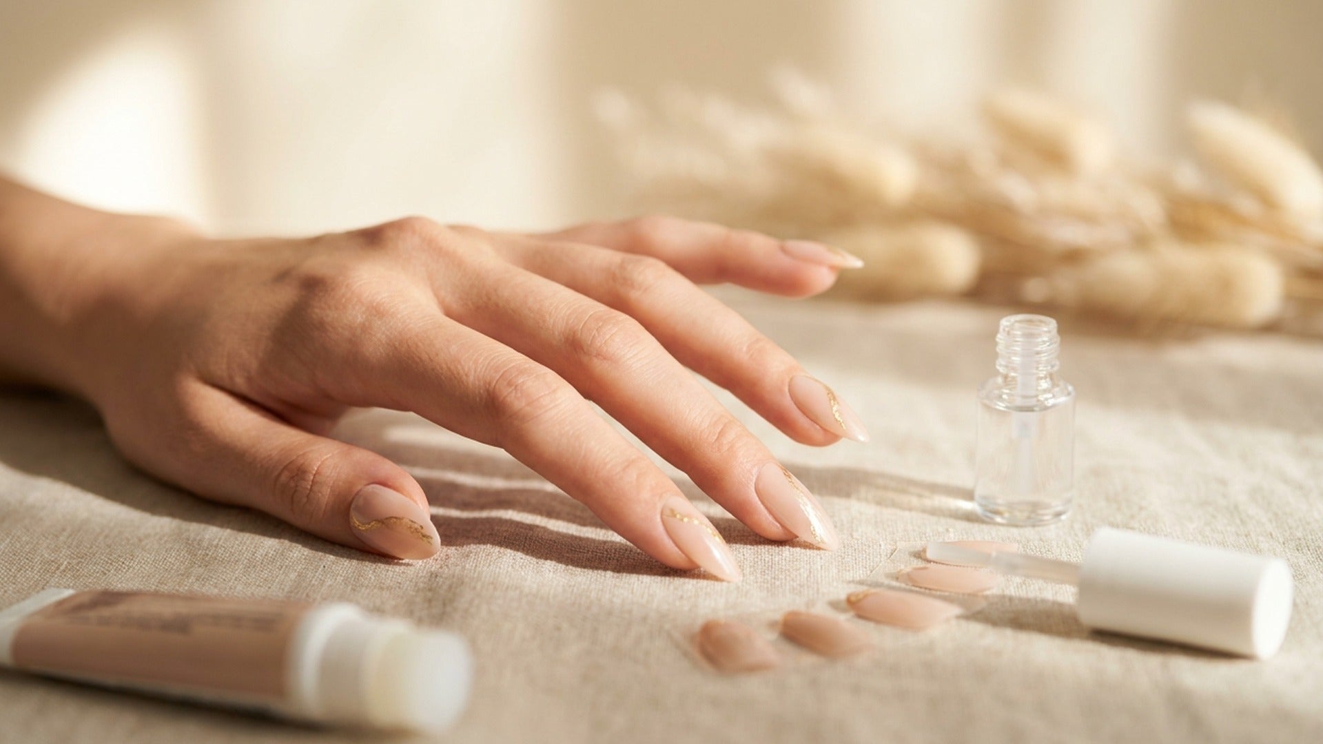 Nail Glue Alternatives: 7 Ways to Apply Nails Without Glue hero image