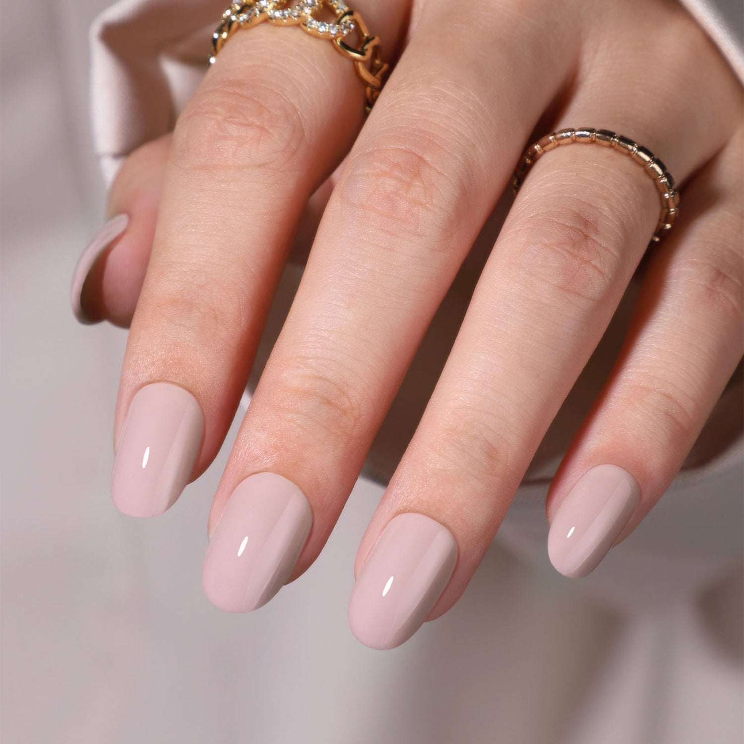Kurze ovale Press-On-Nägel in Nude-Pink