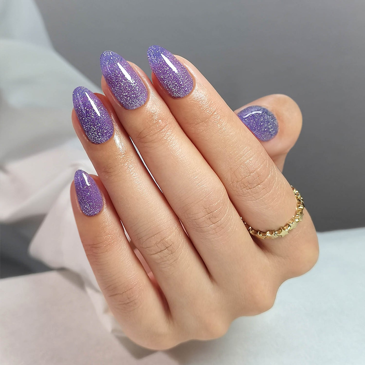 Ongles pailletés lavande violet amande