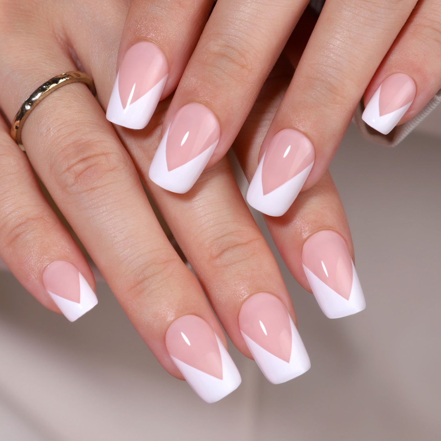 Ongles courts carrés à pointes blanches françaises