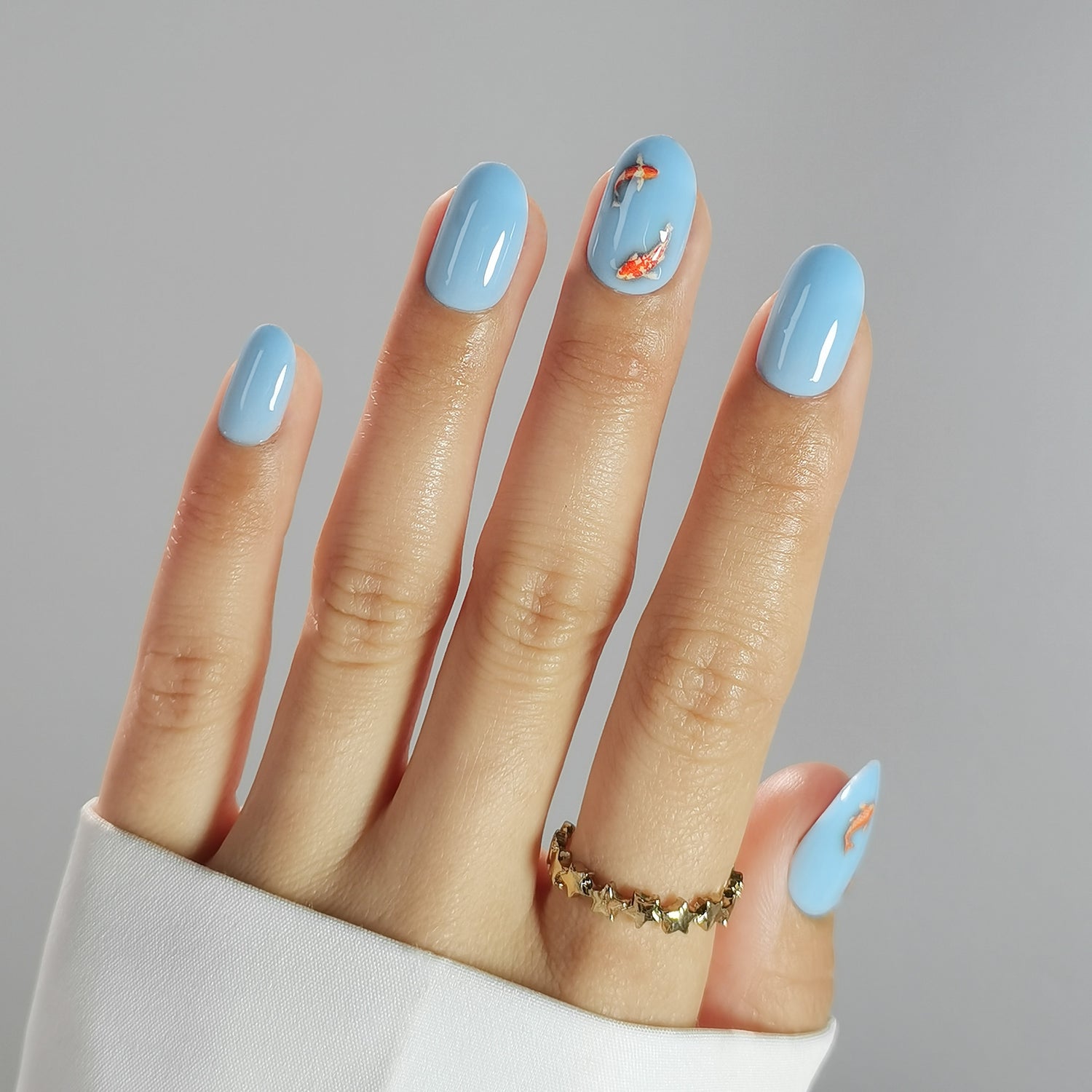 Ongles courts ovales bleu bébé à coller