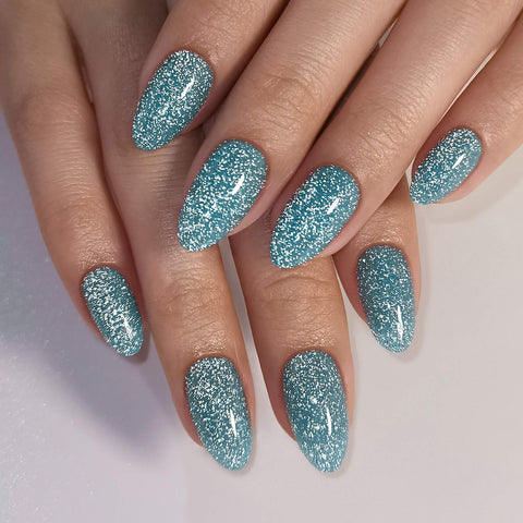 Glitzernde dunkelgrüne Softgelnägel