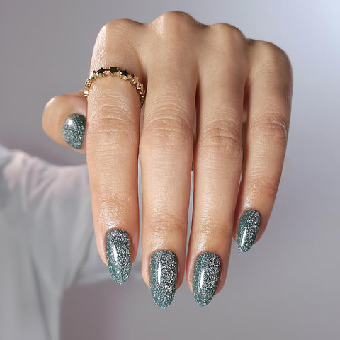 Glitzernde dunkelgrüne Softgelnägel