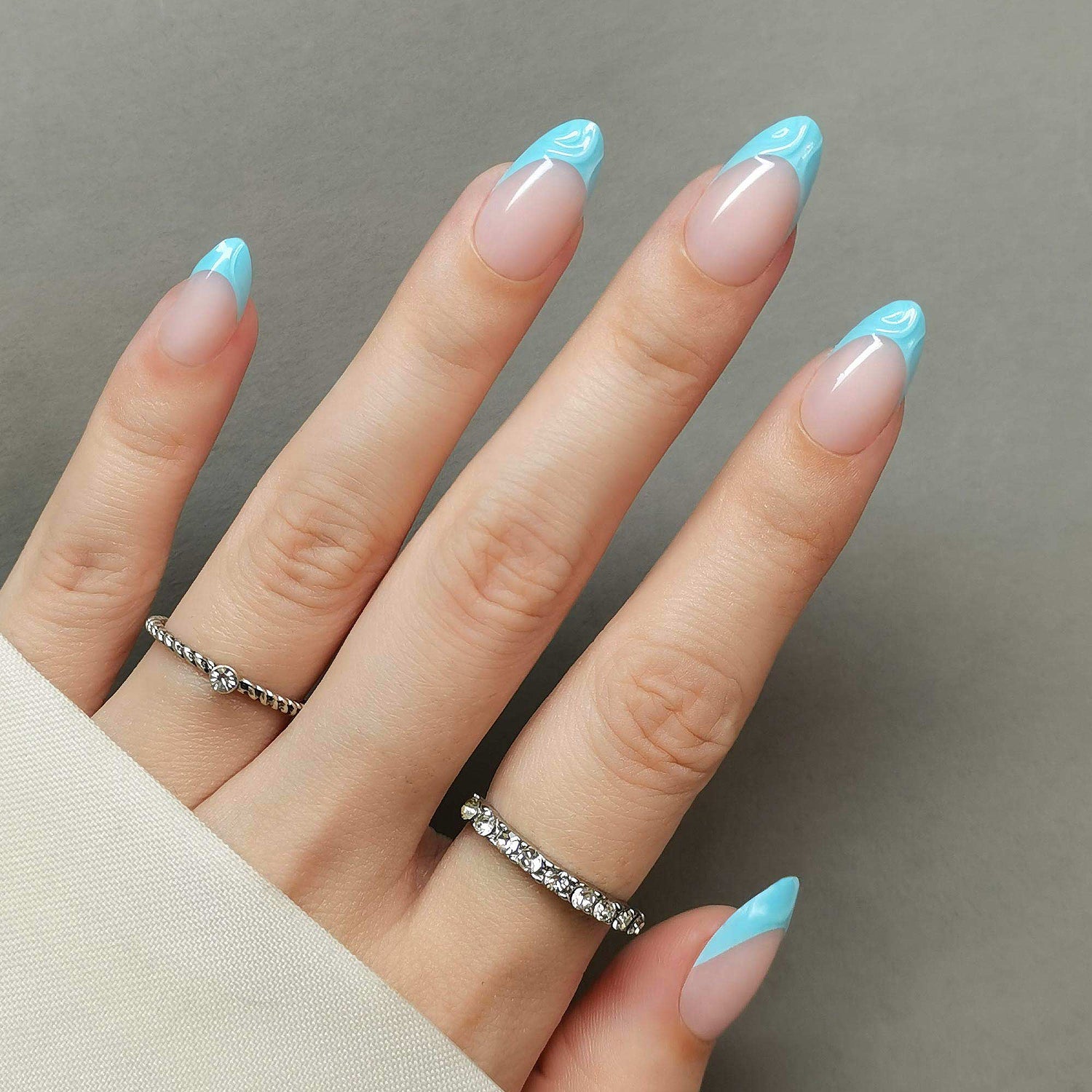 Ongles en amande rose blush 3D argenté tourbillonnant