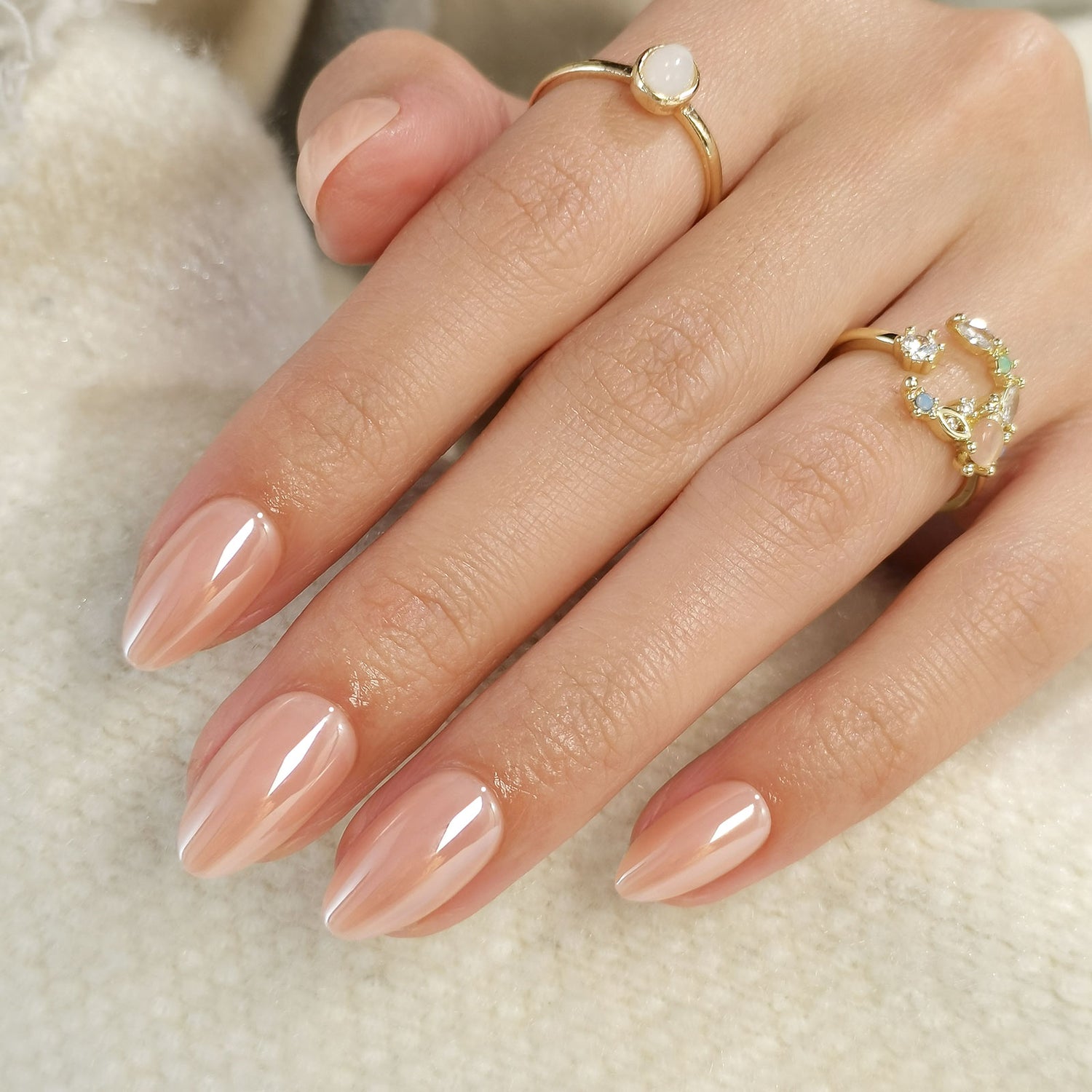 Ongles en amande beige Aurora chromé glacé