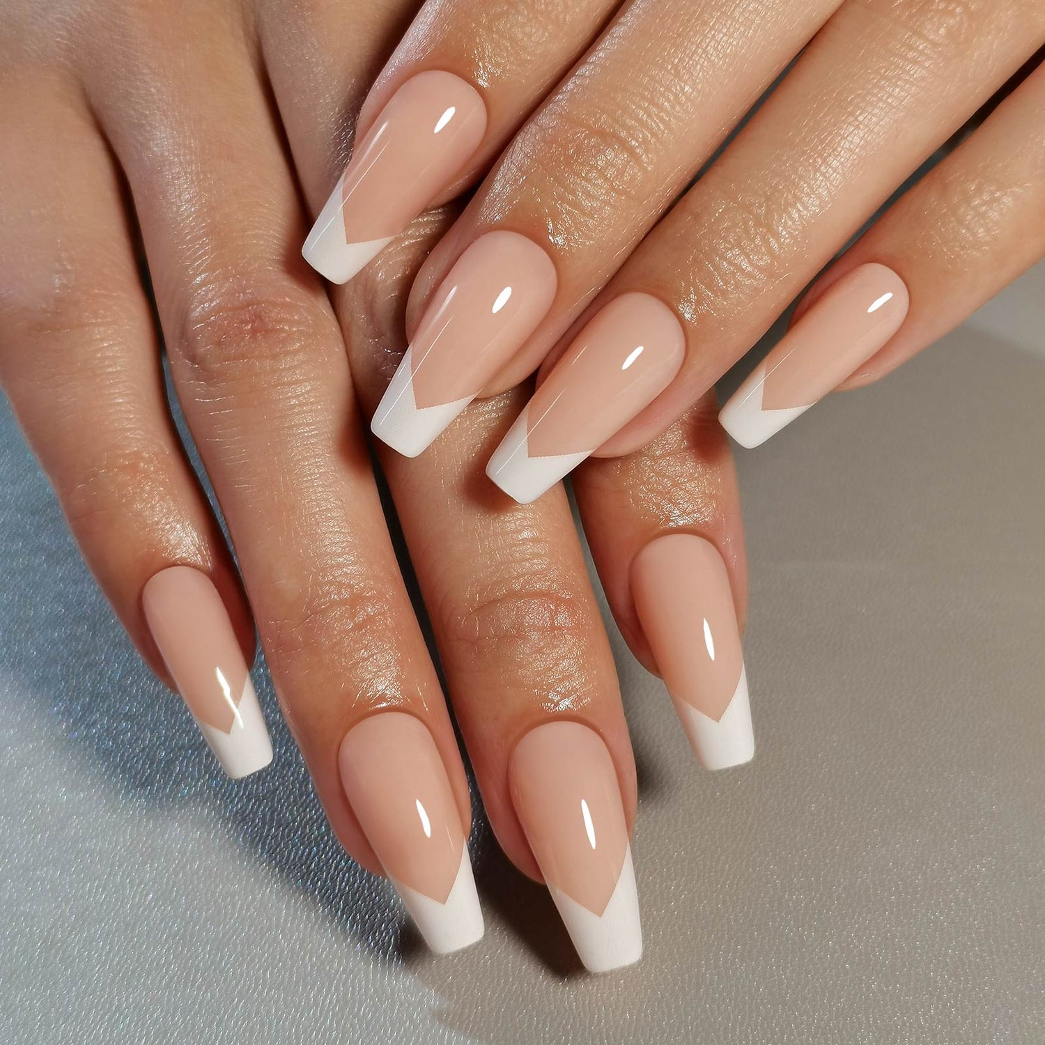 Robe de mariée avec ongles cercueil blancs français