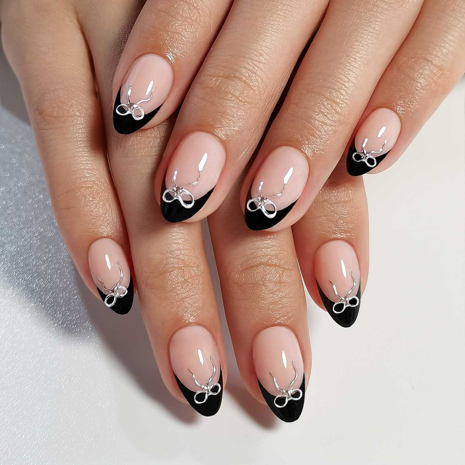 Ongles à coller en forme d'amande avec nœud 3D argenté