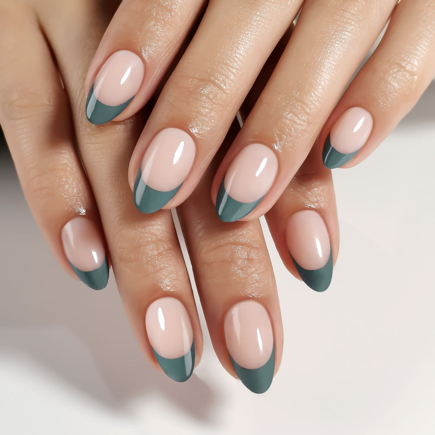 Ongles en amande avec des pointes françaises vert grisâtre