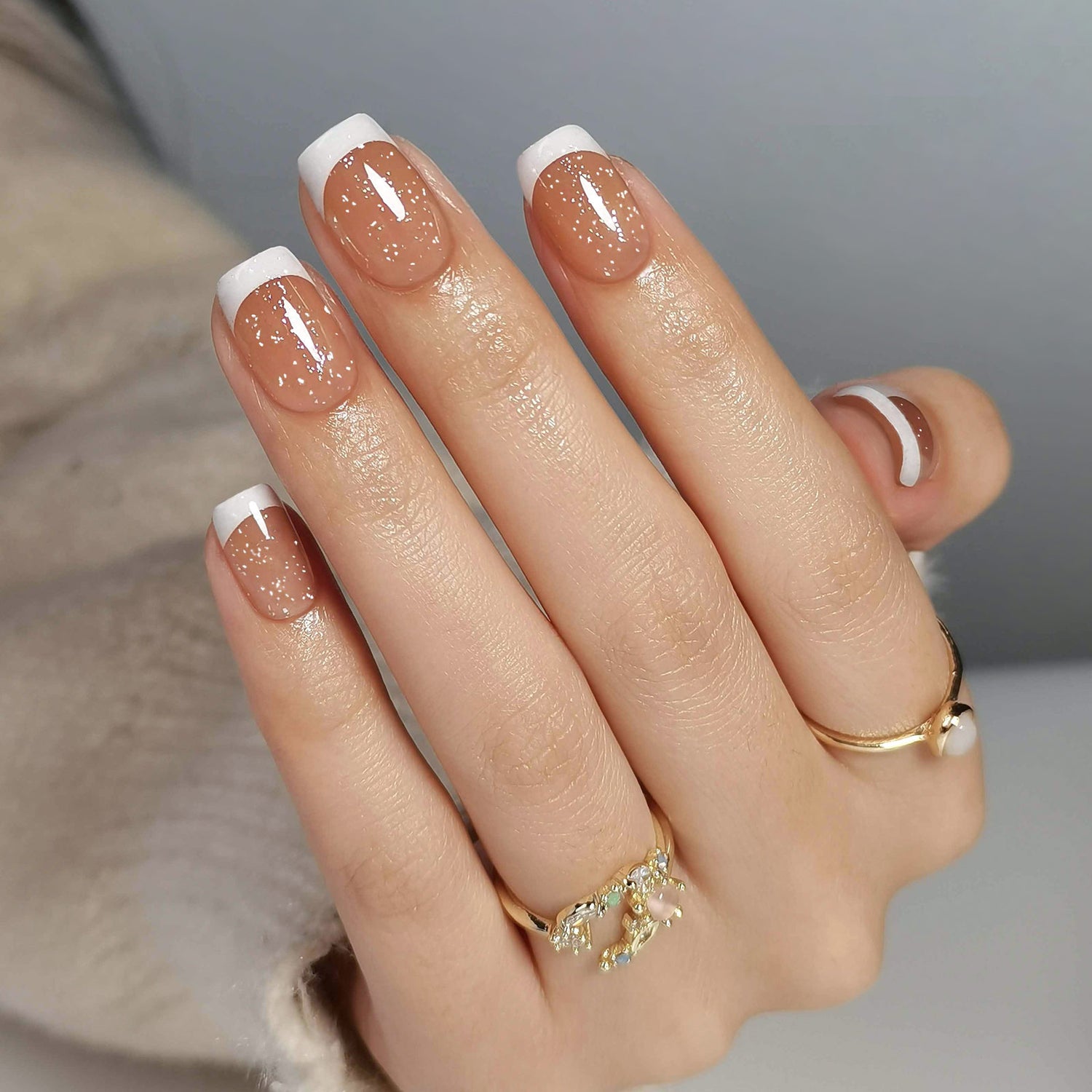 Ongles courts carrés à coller beige pailleté style french