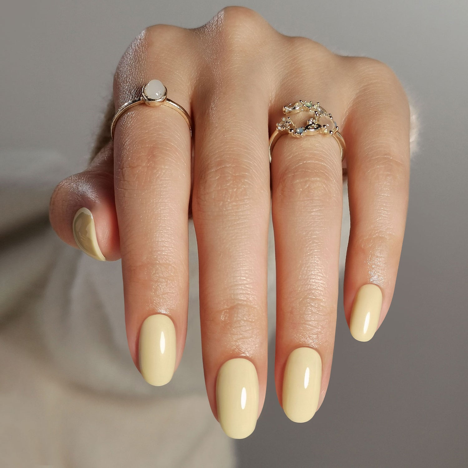 Lemon Chiffon Round Press-On Nails