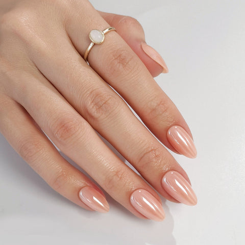 Ongles en amande nude Aurora chromé glacé