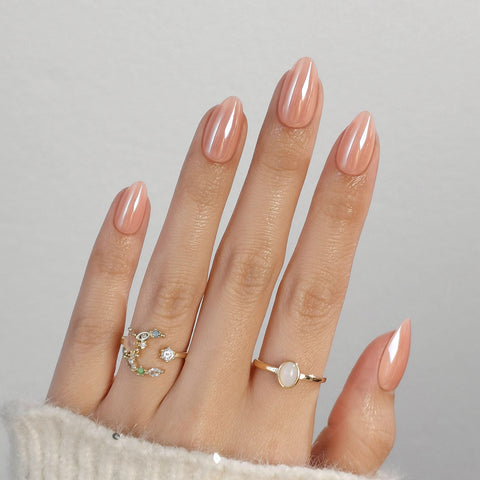 Ongles en amande nude Aurora chromé glacé