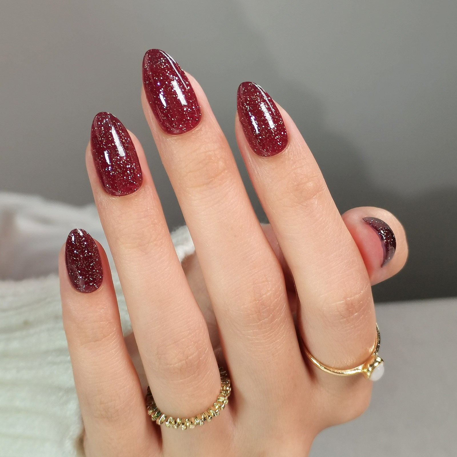 https://shangmengnails.com/cdn/shop/files/ShangmengValentinesGlitterWineRedSoftGelNailsAlmond.jpg?v=1736934466