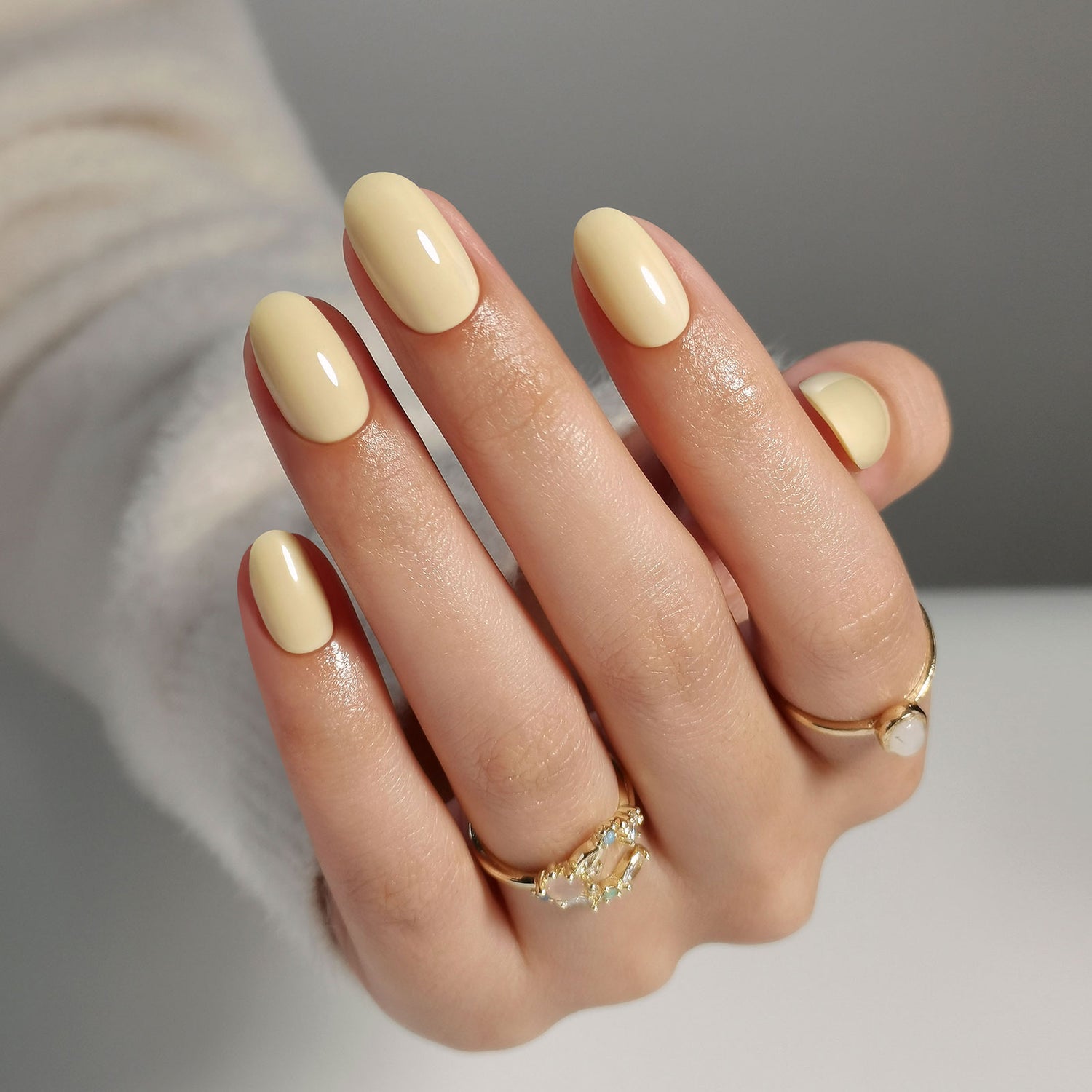 Lemon Chiffon Round Press-On Nails