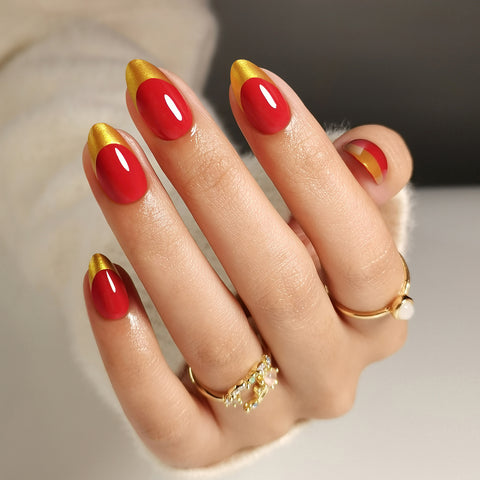 Kurze Press-On-Nägel mit rotgoldener Spitze im French Tip-Stil