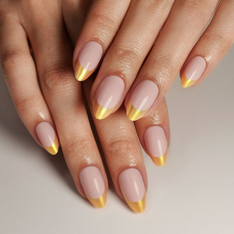 Kurze Press-On-Nägel mit rotgoldener Spitze im French Tip-Stil
