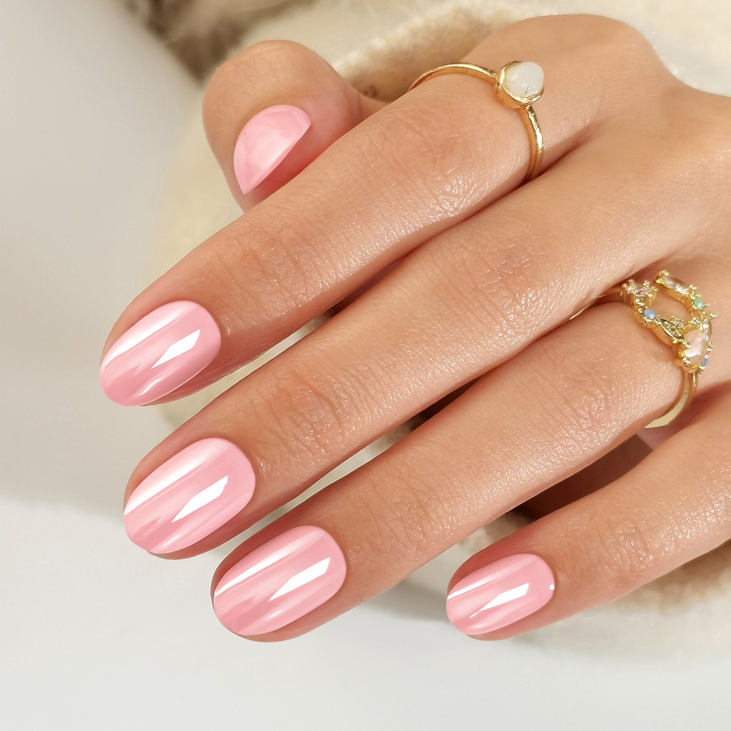 Ongles ovales roses en fleurs de cerisier émaillés