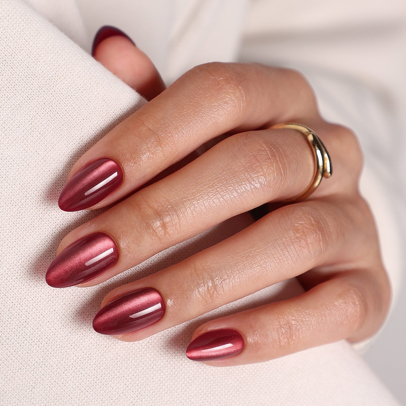 Burgundy Cat Eye Mittel-Mandel-Soft-Gel-Press-On-Nägel detail image 2