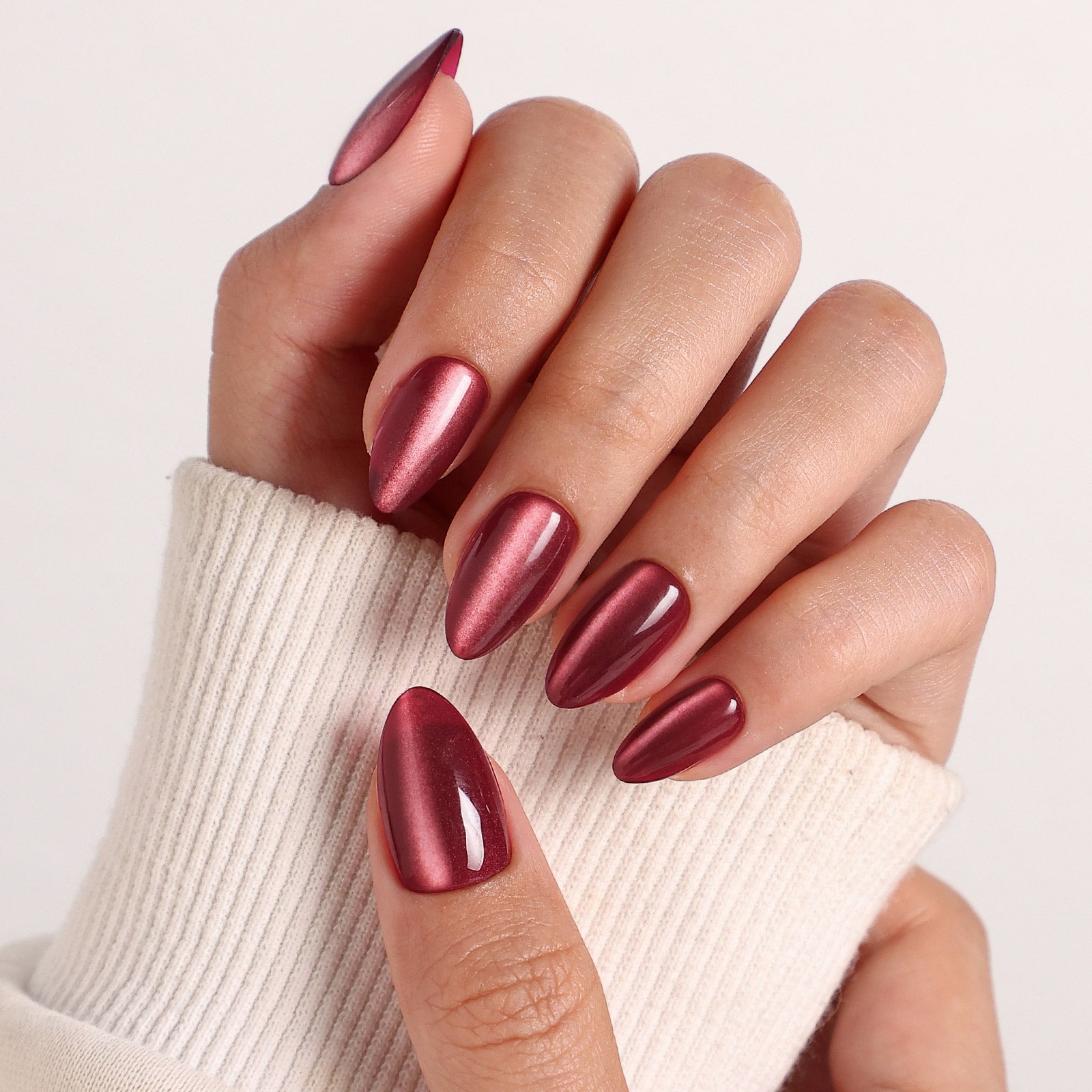 Burgundy Cat Eye Mittel-Mandel-Soft-Gel-Press-On-Nägel detail image 4