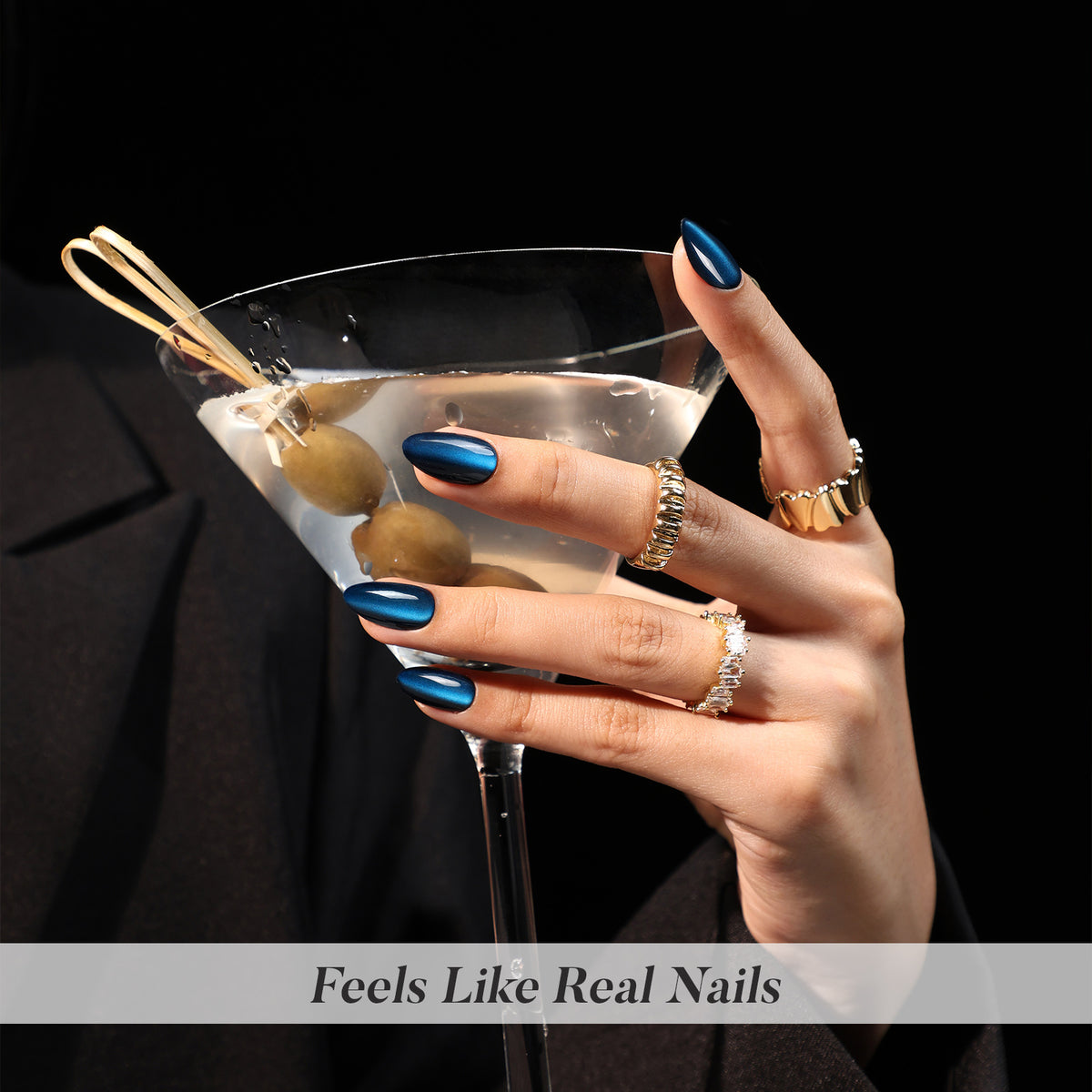 Sapphire Muse unhas press-on amendoadas cat eye: cena de estilo de vida com texto da marca | SHANGMENG®