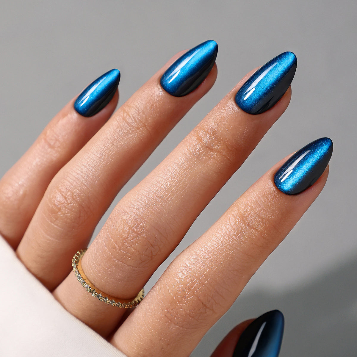 Sapphire Muse unhas press-on amendoadas cat eye: vista principal em leque, cat eye safira | SHANGMENG®