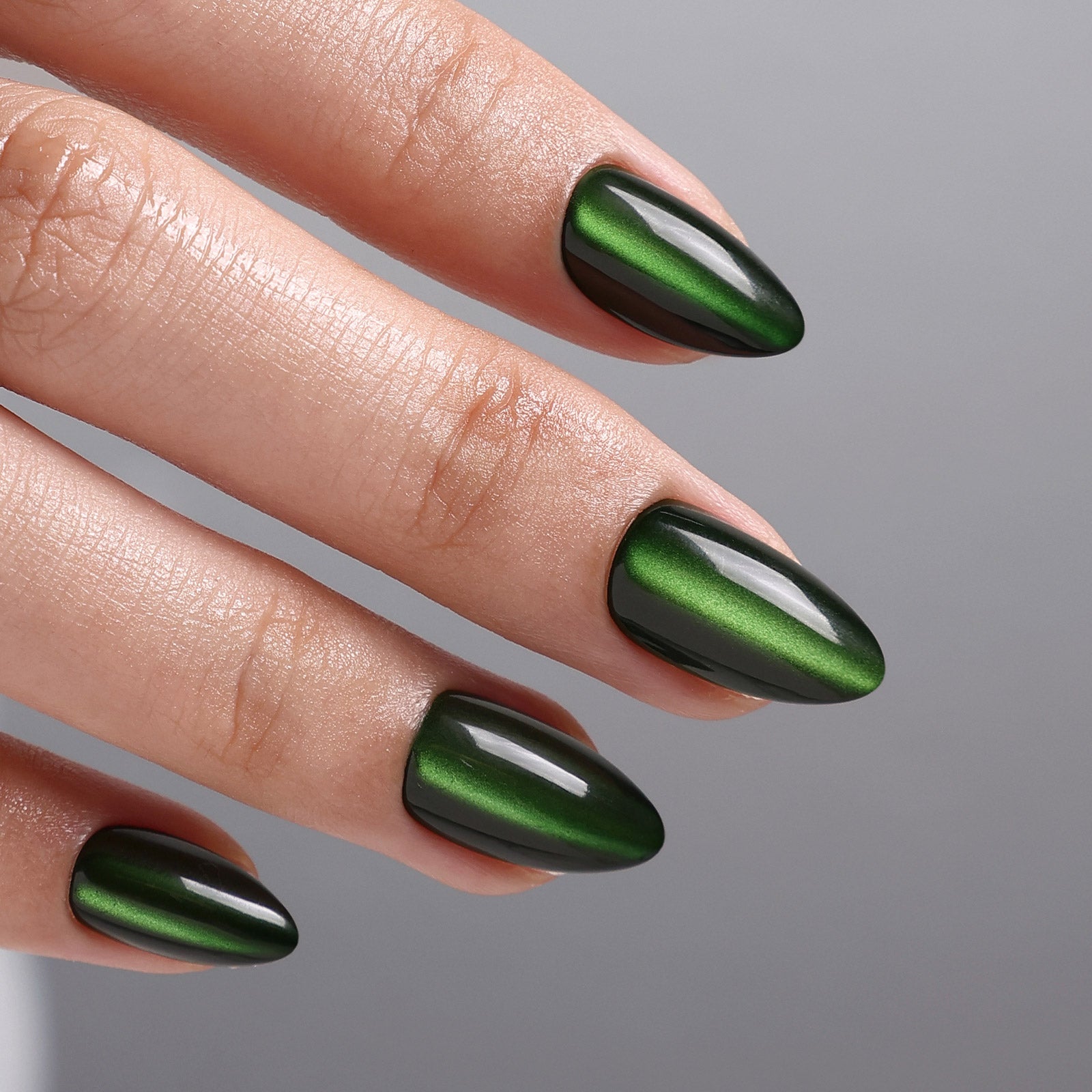 Cat Eye Emerald Green Long Almond Soft Gel Press-On Nails cat-eye finish close-up detail | SHANGMENG®