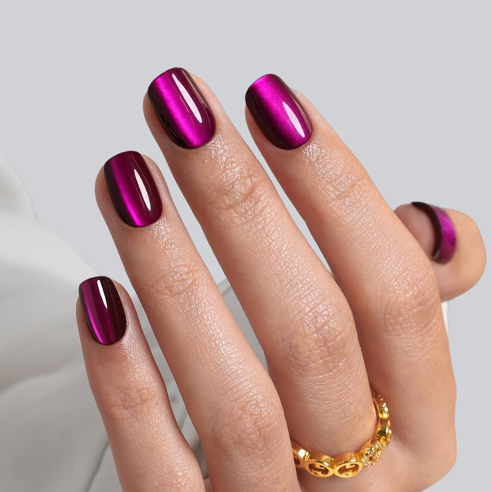 Cat eye purple short square soft gel press-on nails close-up on hand | SHANGMENG®