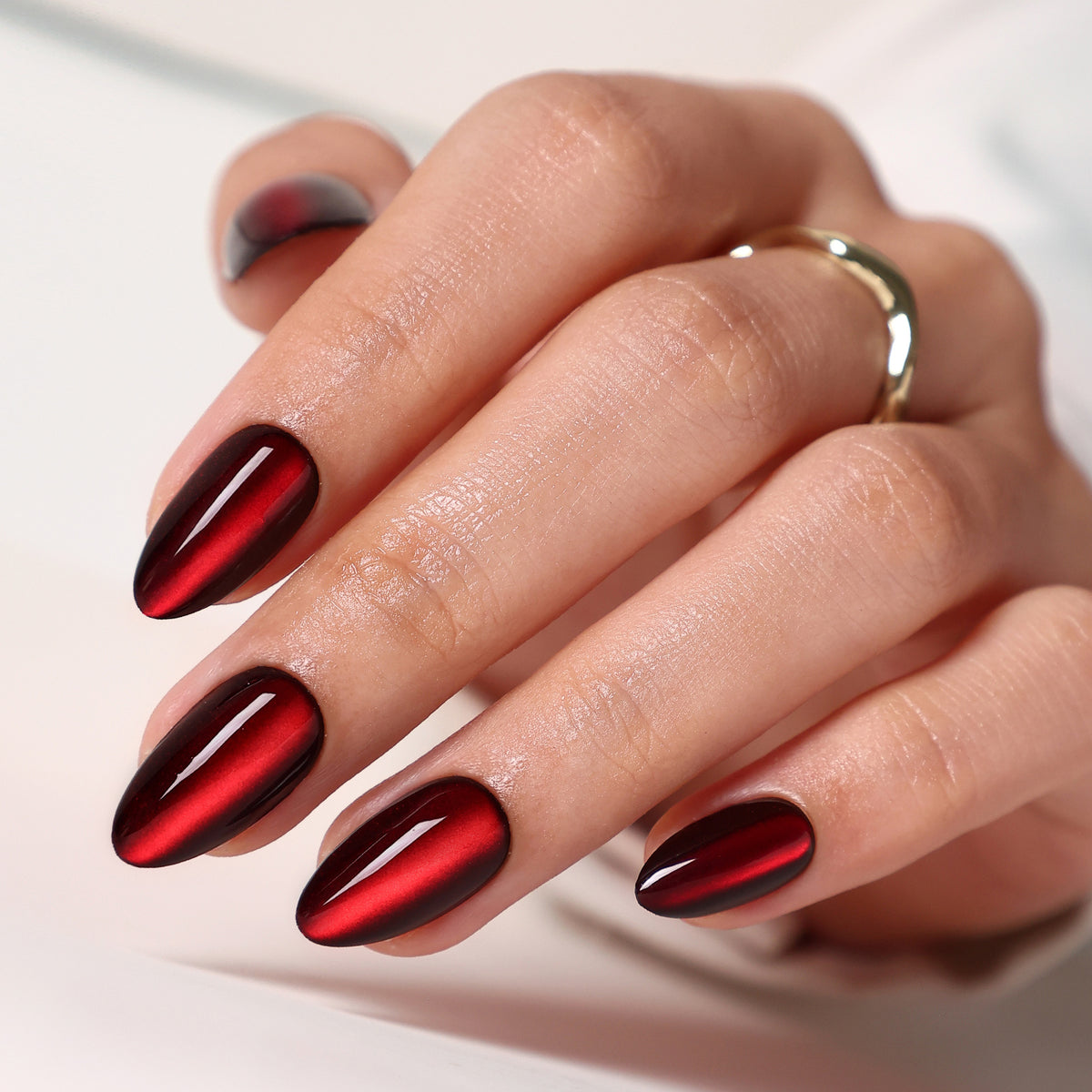 Ruby Heart unhas press-on amendoadas cat eye: close do acabamento na mão | SHANGMENG®