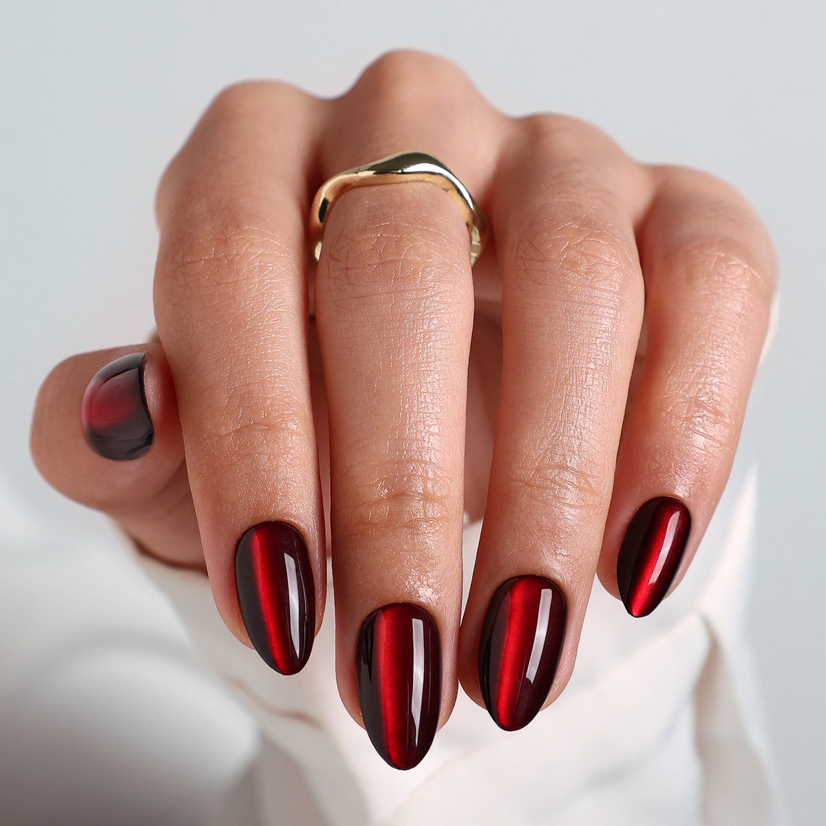 Ruby Heart unhas press-on amendoadas cat eye: vista principal em leque na mão | SHANGMENG®