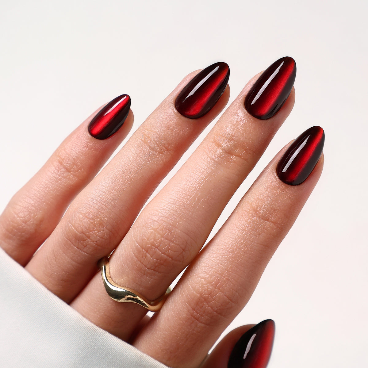 Ruby Heart unhas press-on amendoadas cat eye: vista lateral angulada, cat eye rubi | SHANGMENG®