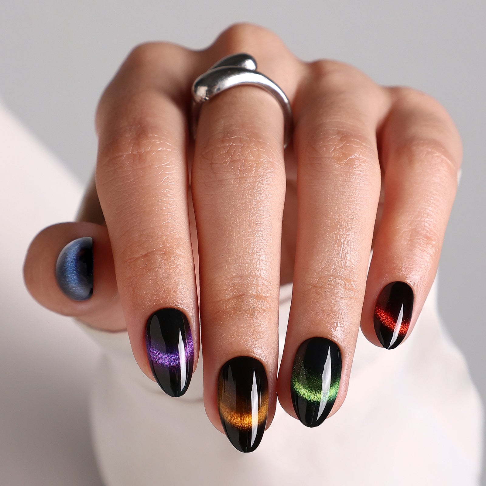 Aurora Muse Five-Shade Cat Eye Short Almond Press-On Nails fist-forward on-hand view | SHANGMENG®