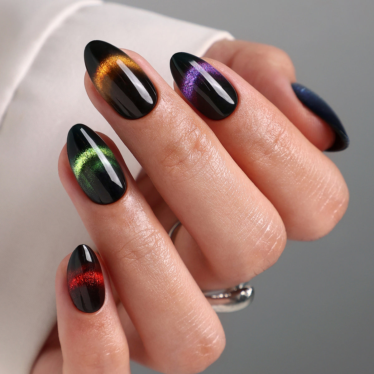 Aurora Muse Five-Shade Cat Eye Short Almond Press-On Nails five-shade angled hand close-up | SHANGMENG®